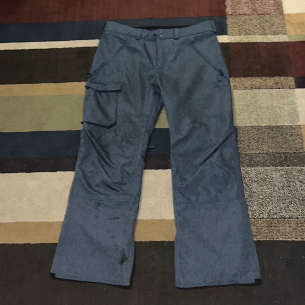 Burton XL snowboard pants with cargo pockets, belt loops, zipper side pockets